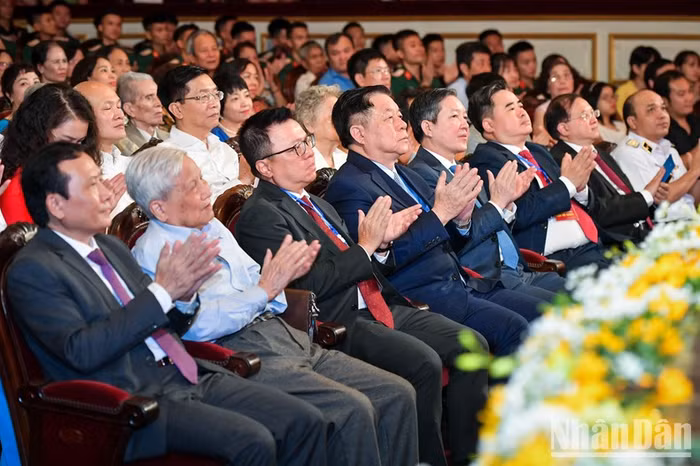 Các đồng chí lãnh đạo Đảng, Nhà nước dự chương trình nghệ thuật "Sao Độc lập". (Ảnh: Thành Đạt)