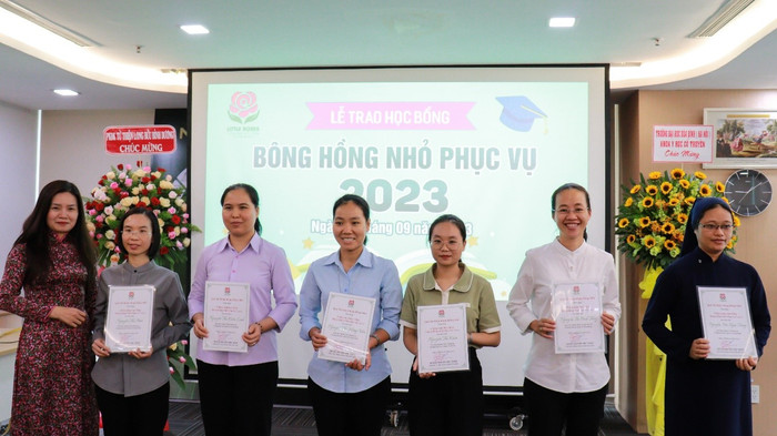 Thạc sĩ Nguyễn Thị Cẩm Lệ (Phó Hiệu trưởng Trường Đại học Gia Định) trao Giấy chứng nhận học bổng “Bông Hồng Nhỏ Phục Vụ” cho các sinh viên. Thạc sĩ Nguyễn Thị Cẩm Lệ (Phó Hiệu trưởng Trường Đại học Gia Định) trao Giấy chứng nhận học bổng “Bông Hồng Nhỏ Phục Vụ” cho các sinh viên.
