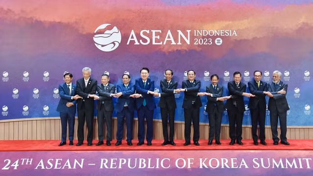 Các nhà lãnh đạo ASEAN và Hàn Quốc chụp ảnh chung tại Hội nghị Cấp cao ASEAN-Hàn Quốc lần thứ 24. Ảnh: VGP/Nhật Bắc