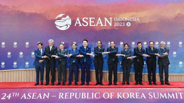 Các nhà lãnh đạo ASEAN và Hàn Quốc chụp ảnh chung tại Hội nghị Cấp cao ASEAN-Hàn Quốc lần thứ 24. Ảnh: VGP/Nhật Bắc Các nhà lãnh đạo ASEAN và Hàn Quốc chụp ảnh chung tại Hội nghị Cấp cao ASEAN-Hàn Quốc lần thứ 24. Ảnh: VGP/Nhật Bắc