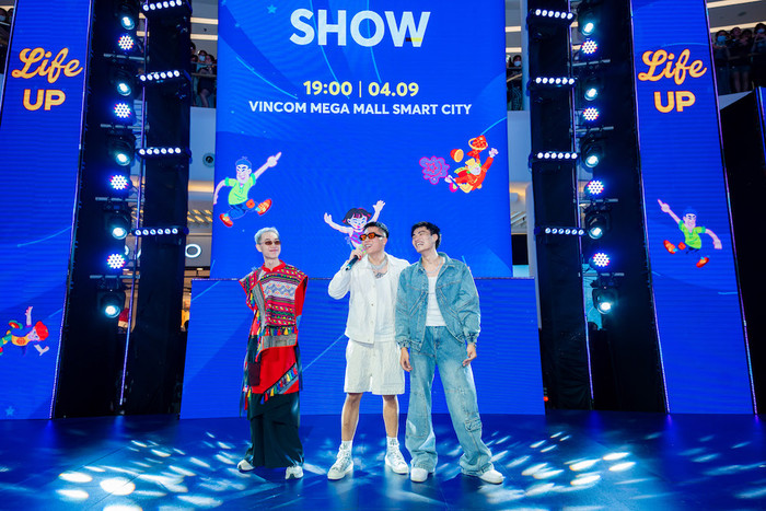Bộ ba tài năng lọt vào chung kết Rap Việt Mùa 3 đã mang đến một đêm nhạc “LifeUP Show” sôi động bậc nhất tại Vincom Mega Mall Smart City. Bộ ba tài năng lọt vào chung kết Rap Việt Mùa 3 đã mang đến một đêm nhạc “LifeUP Show” sôi động bậc nhất tại Vincom Mega Mall Smart City.