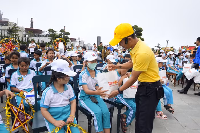 Những món quà ý nghĩa được Sun World Ba Den Mountain trao tặng cho các em nhỏ vùng biên giới