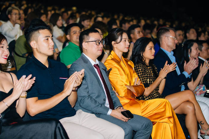 Ông Darren Buckley - Giám đốc Khối ngân hàng bán lẻ Techcombank và bà Ngô Thanh Vân – Đại sứ thương hiệu Techcombank Priority trên sân khấu chương trình Thời khắc giao thời.