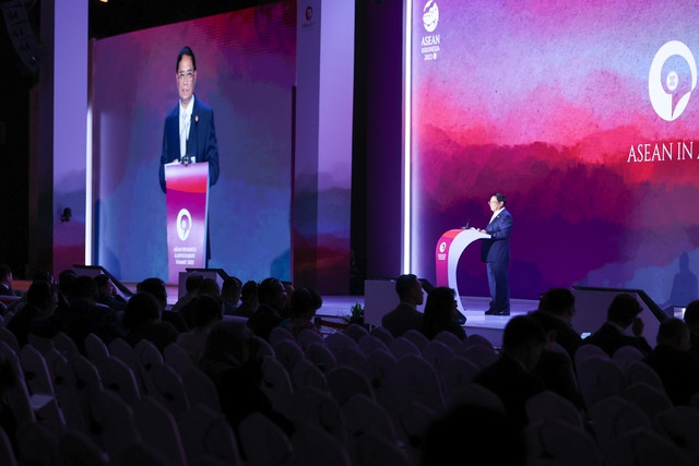 Thủ tướng cho rằng chính phủ và doanh nghiệp cần hợp tác ngày càng chặt chẽ, hiệu quả, thực chất hơn. Ảnh: VGP/Nhật Bắc Thủ tướng cho rằng chính phủ và doanh nghiệp cần hợp tác ngày càng chặt chẽ, hiệu quả, thực chất hơn. Ảnh: VGP/Nhật Bắc