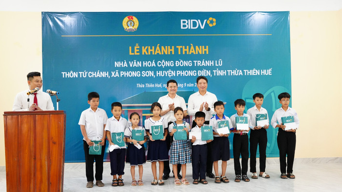Đại diện BIDV trao quà cho trẻ em có hoàn cảnh khó khăn. Đại diện BIDV trao quà cho trẻ em có hoàn cảnh khó khăn.
