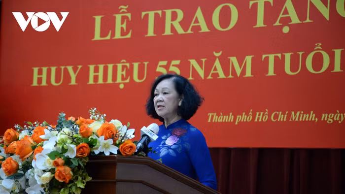 nguyen thuong truc ban bi thu le hong anh nhan huy hieu 55 nam tuoi Dang hinh anh 2