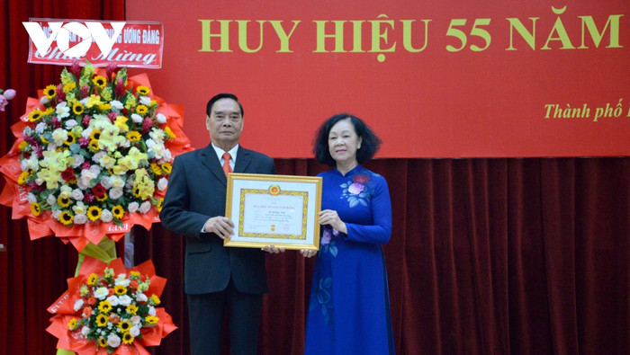 nguyên thường trực ban bí thư lê hồng anh nhận huy hiệu 55 năm tuổi Đảng hình ảnh 1 nguyen thuong truc ban bi thu le hong anh nhan huy hieu 55 nam tuoi Dang hinh anh 1