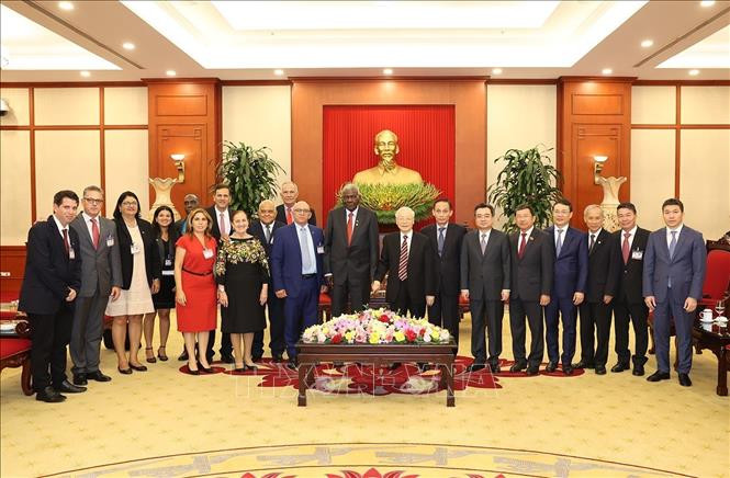 Tổng Bí thư Nguyễn Phú Trọng và Chủ tịch Quốc hội Cuba Esteban Lazo Hernandez cùng các đại biểu. Tổng Bí thư Nguyễn Phú Trọng và Chủ tịch Quốc hội Cuba Esteban Lazo Hernandez cùng các đại biểu.
