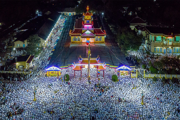 Toà Thánh rộn ràng trong Hội Yến Diêu trì cung. Ảnh: Hà Thế Bảo Toà Thánh rộn ràng trong Hội Yến Diêu trì cung. Ảnh: Hà Thế Bảo