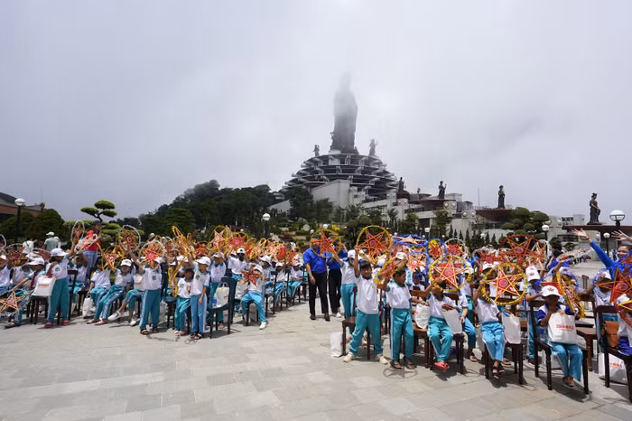 Các em nhỏ Khmer hân hoan với những chiếc đèn trung thu trên đỉnh núi Bà Đen