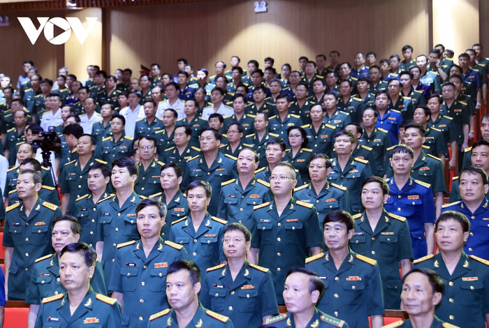 Các đại biểu thực hiện nghi thức chào cờ tại lễ khai giảng. Các đại biểu thực hiện nghi thức chào cờ tại lễ khai giảng.