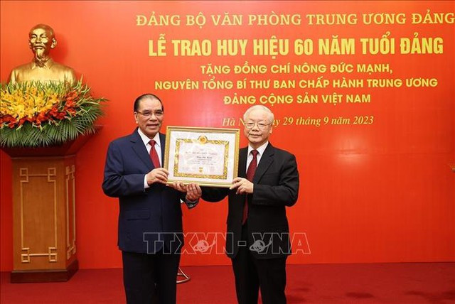 Nguyên Tổng Bí thư Nông Đức Mạnh bày tỏ niềm vinh dự được nhận Huy hiệu 60 năm tuổi Đảng - phần thưởng cao quý, sự ghi nhận của tổ chức đảng các cấp đối với quá trình phấn đấu, rèn luyện và sự cống hiến của đồng chí cho Đảng, cho cách mạng trong 60 năm qua.