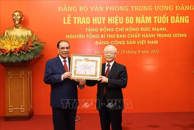 Nguyên Tổng Bí thư Nông Đức Mạnh bày tỏ niềm vinh dự được nhận Huy hiệu 60 năm tuổi Đảng - phần thưởng cao quý, sự ghi nhận của tổ chức đảng các cấp đối với quá trình phấn đấu, rèn luyện và sự cống hiến của đồng chí cho Đảng, cho cách mạng trong 60 năm qua.