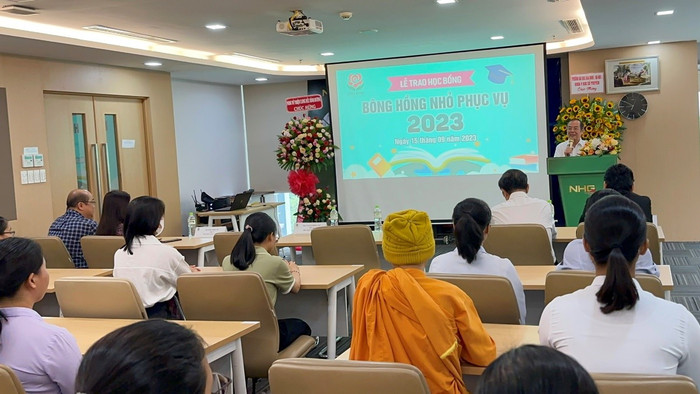 Tiến sĩ Đỗ Mạnh Cường phát biểu tại Lễ trao học bổng “Bông Hồng Nhỏ Phục Vụ” 2023 Tiến sĩ Đỗ Mạnh Cường phát biểu tại Lễ trao học bổng “Bông Hồng Nhỏ Phục Vụ” 2023