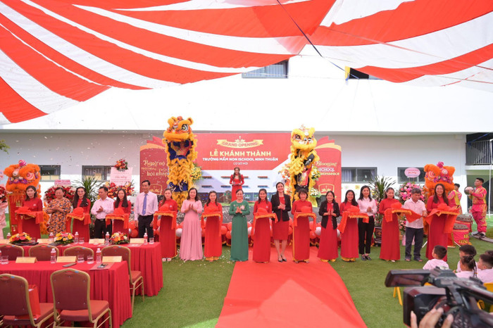 Các đại biểu thực hiện nghi thức cắt băng khánh thành. Ảnh: iSchool Vietnam