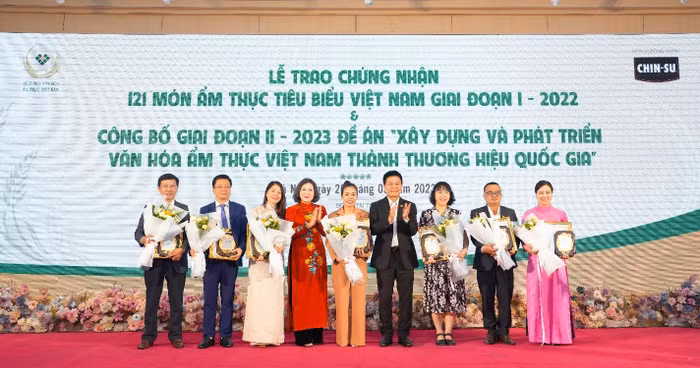 CHIN-SU cùng VCCA trao chứng nhận 121 món ẩm thực tiêu biểu khắp ba miền. CHIN-SU cùng VCCA trao chứng nhận 121 món ẩm thực tiêu biểu khắp ba miền.