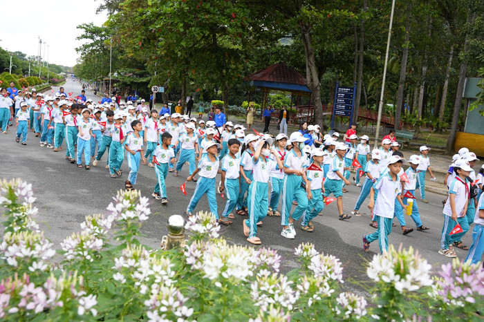 135 em nhỏ Khmer hân hoan đến với núi Bà Đen 135 em nhỏ Khmer hân hoan đến với núi Bà Đen