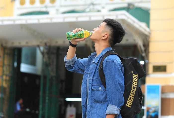 Nhiều bạn trẻ chọn cách giải tỏa căng thẳng mỗi ngày bằng những chai Trà Xanh Không Độ để nhanh chóng bắt nhịp với cuộc sống, môi trường học tập mới. Nhiều bạn trẻ chọn cách giải tỏa căng thẳng mỗi ngày bằng những chai Trà Xanh Không Độ để nhanh chóng bắt nhịp với cuộc sống, môi trường học tập mới.