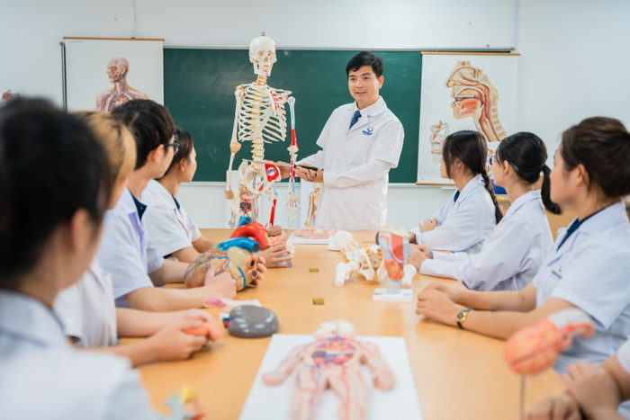 Hoạt động giảng dạy của thầy và sinh viên Trường Đại học Phenikaa. Ảnh: NVCC.