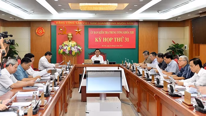 Tại Kỳ họp thứ 31, Ủy ban Kiểm tra Trung ương báo cáo, đề nghị Bộ Chính trị, Ban Bí thư xem xét, quyết định xử lý kỷ luật đối với các đồng chí Lê Đức Thọ và Phạm Gia Luật. (Ảnh: Đăng Khoa)