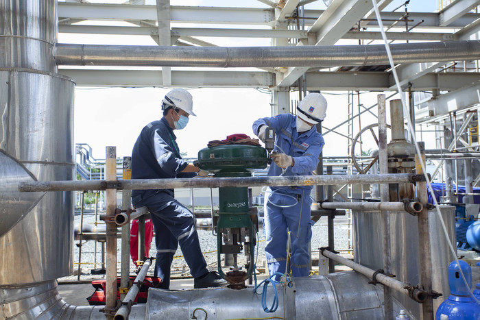 Cán bộ, kỹ sư Nhà máy Đạm Cà Mau thực hiện bảo dưỡng các thiết bị. Cán bộ, kỹ sư Nhà máy Đạm Cà Mau thực hiện bảo dưỡng các thiết bị.