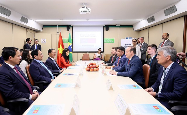 Thủ tướng Phạm Minh Chính tiếp Chủ tịch Nhóm Nghị sĩ hữu nghị Brazil - Việt Nam Márcio Honaiser và các nghị sĩ thành viên. Ảnh: VGP/Nhật Bắc Thủ tướng Phạm Minh Chính tiếp Chủ tịch Nhóm Nghị sĩ hữu nghị Brazil - Việt Nam Márcio Honaiser và các nghị sĩ thành viên. Ảnh: VGP/Nhật Bắc
