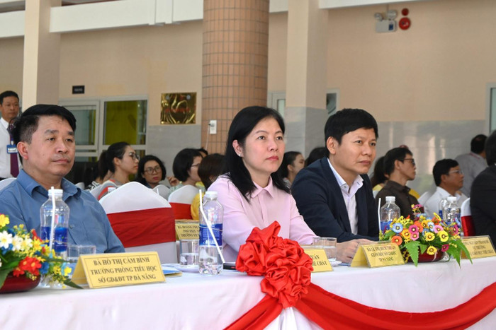 Từ phải sang trái: Ông Nguyễn Thanh Đề - Vụ trưởng Vụ Giáo dục thể chất - Bộ Giáo dục và Đào tạo, Bà Lê Thị Bích Thuận - Giám đốc Sở Giáo dục và Đào tạo Thành phố Đà Nẵng, Ông Lê Văn Tuấn – Chuyên viên chính Vụ Giáo dục thể chất - Bộ Giáo dục và Đào tạo Từ phải sang trái: Ông Nguyễn Thanh Đề - Vụ trưởng Vụ Giáo dục thể chất - Bộ Giáo dục và Đào tạo, Bà Lê Thị Bích Thuận - Giám đốc Sở Giáo dục và Đào tạo Thành phố Đà Nẵng, Ông Lê Văn Tuấn – Chuyên viên chính Vụ Giáo dục thể chất - Bộ Giáo dục và Đào tạo