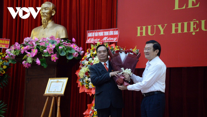 nguyên thường trực ban bí thư lê hồng anh nhận huy hiệu 55 năm tuổi Đảng hình ảnh 4 nguyen thuong truc ban bi thu le hong anh nhan huy hieu 55 nam tuoi Dang hinh anh 4