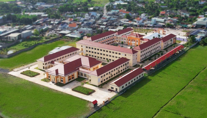 Đại diện Bộ ngành Trung ương và địa phương cùng nhà trường, đơn vị tài trợ thực hiện nghi lễ cắt băng khánh thành.