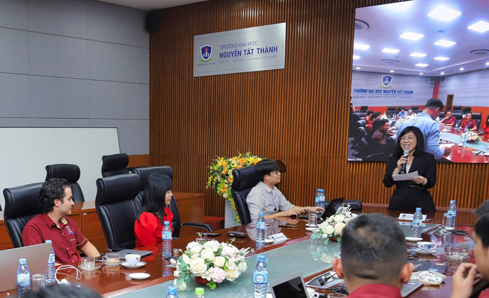 Tiến sĩ Trần Ái Cầm - Hiệu trưởng Trường Đại học Nguyễn Tất Thành phát biểu. Tiến sĩ Trần Ái Cầm - Hiệu trưởng Trường Đại học Nguyễn Tất Thành phát biểu.