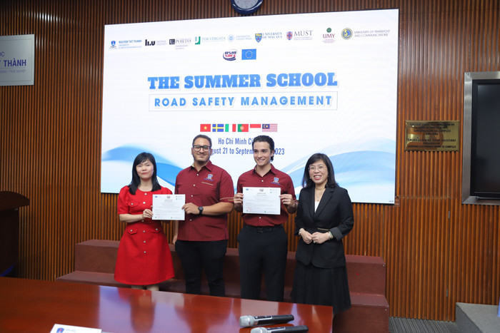 Kết thúc khóa học các học viên được ban tổ chức chương trình trao giấy chứng nhận đã hoàn thành khóa học. Kết thúc khóa học các học viên được ban tổ chức chương trình trao giấy chứng nhận đã hoàn thành khóa học.