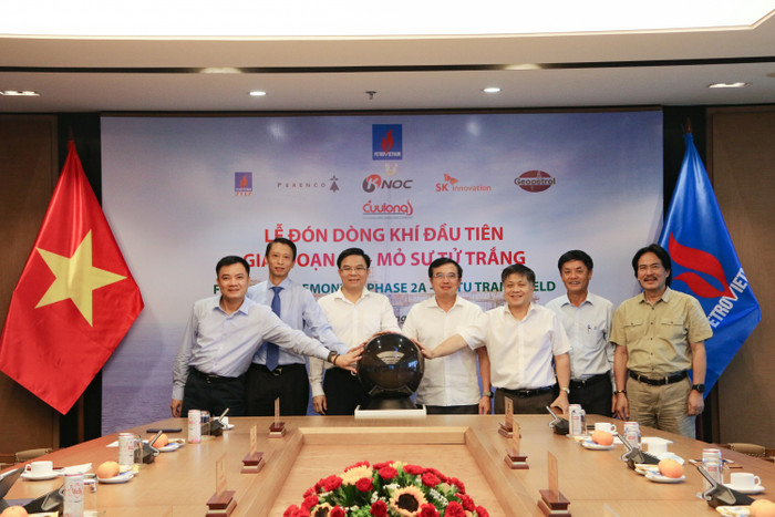 Lễ đón dòng khí đầu tiên Giai đoạn 2A - Mỏ Sư Tử Trắng Lễ đón dòng khí đầu tiên Giai đoạn 2A - Mỏ Sư Tử Trắng