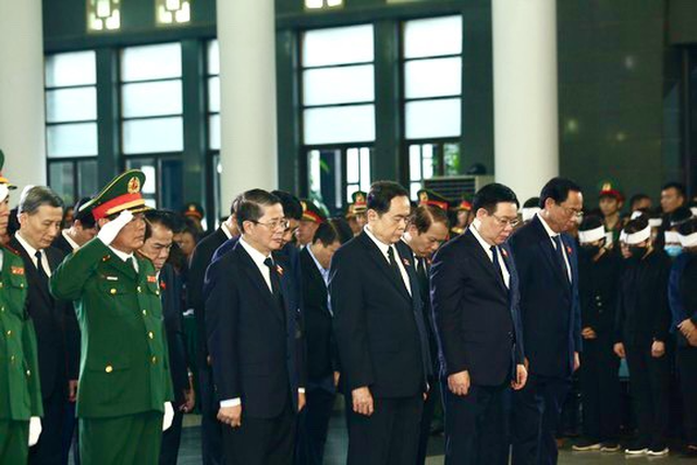 Đoàn Quốc hội do Chủ tịch Quốc hội Vương Đình Huệ làm Trưởng đoàn vào viếng Thượng tướng Nguyễn Chí Vịnh. Ảnh: VGP/PL Đoàn Quốc hội do Chủ tịch Quốc hội Vương Đình Huệ làm Trưởng đoàn vào viếng Thượng tướng Nguyễn Chí Vịnh. Ảnh: VGP/PL