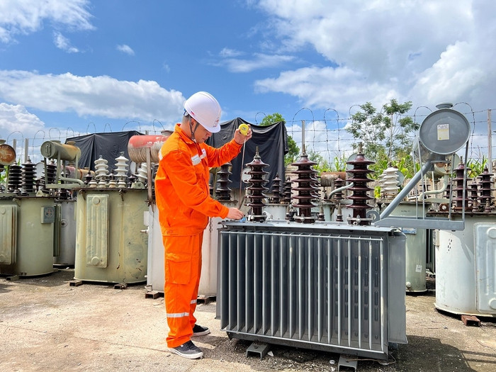 Công nhân Điện lực kiểm tra các máy biến áp dự phòng. Công nhân Điện lực kiểm tra các máy biến áp dự phòng.