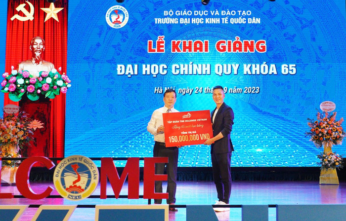 Đại diện TNG Holdings Vietnam trao 15 suất học bổng cho đại diện nhà trường tại Lễ khai giảng.