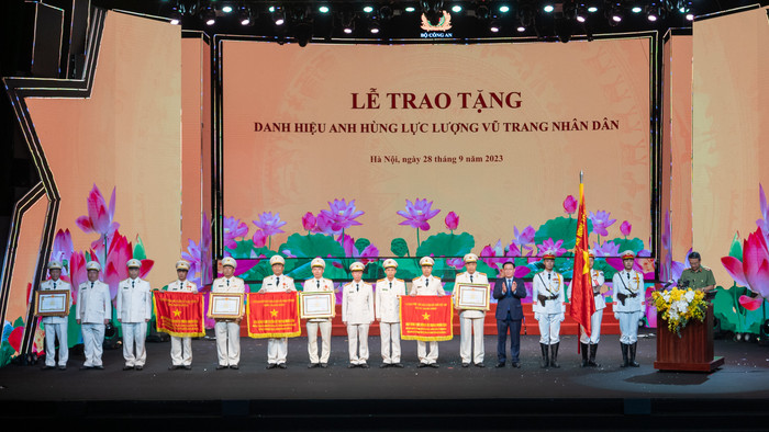 Thay mặt lãnh đạo Đảng, Nhà nước, Chủ tịch Quốc hội Vương Đình Huệ trao tặng danh hiệu Anh hùng lực lượng vũ trang Nhân dân cho 03 tập thể, 01 cá nhân đã có thành tích đặc biệt xuất sắc trong bảo vệ an ninh quốc gia, giữ gìn trật tự an toàn xã hội, góp phần vào sự nghiệp xây dựng xã hội và bảo vệ tổ quốc. Ảnh: Quochoi.vn Thay mặt lãnh đạo Đảng, Nhà nước, Chủ tịch Quốc hội Vương Đình Huệ trao tặng danh hiệu Anh hùng lực lượng vũ trang Nhân dân cho 03 tập thể, 01 cá nhân đã có thành tích đặc biệt xuất sắc trong bảo vệ an ninh quốc gia, giữ gìn trật tự an toàn xã hội, góp phần vào sự nghiệp xây dựng xã hội và bảo vệ tổ quốc. Ảnh: Quochoi.vn