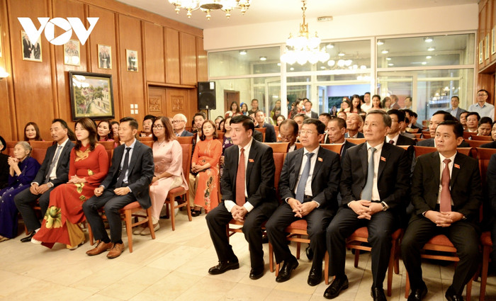 Chủ tịch Quốc hội Vương Đình Huệ và Đoàn đại biểu cấp cao Quốc hội đã gặp gỡ, trò chuyện với bà con cộng đồng tại châu Âu. Chủ tịch Quốc hội Vương Đình Huệ và Đoàn đại biểu cấp cao Quốc hội đã gặp gỡ, trò chuyện với bà con cộng đồng tại châu Âu.