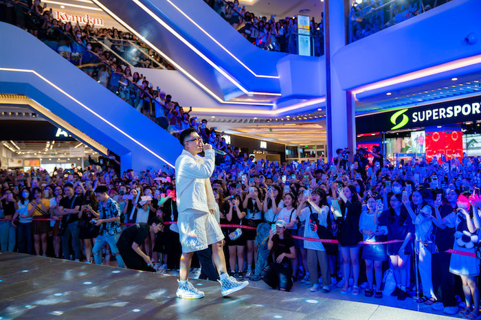 Hoàng tử Long Biên - 24K.Right cháy hết mình với loạt hit đình đám bước ra từ Rap Việt như Bao giờ lấy vợ, Từ A đến Z,… Hoàng tử Long Biên - 24K.Right cháy hết mình với loạt hit đình đám bước ra từ Rap Việt như Bao giờ lấy vợ, Từ A đến Z,…