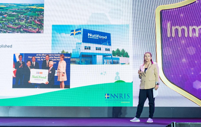 Bà Ylva Minör - Giám đốc Nghiên cứu Phát triển Nutifood Sweden AB và Giám đốc Viện Nghiên cứu Dinh dưỡng Nutifood Thụy Điển NNRIS trình bày tại sự kiện