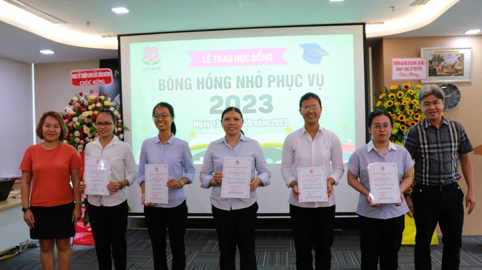 Anh Nguyễn Hoàng Phi và Chị Lâm Hồng Xuân Nghi (Đại diện Nhà hảo tâm) trao Giấy chứng nhận học bổng cho các sinh viên và thể hiện sự ủng hộ các hoạt động thiện nguyện về giáo dục của Quỹ. Anh Nguyễn Hoàng Phi và Chị Lâm Hồng Xuân Nghi (Đại diện Nhà hảo tâm) trao Giấy chứng nhận học bổng cho các sinh viên và thể hiện sự ủng hộ các hoạt động thiện nguyện về giáo dục của Quỹ.