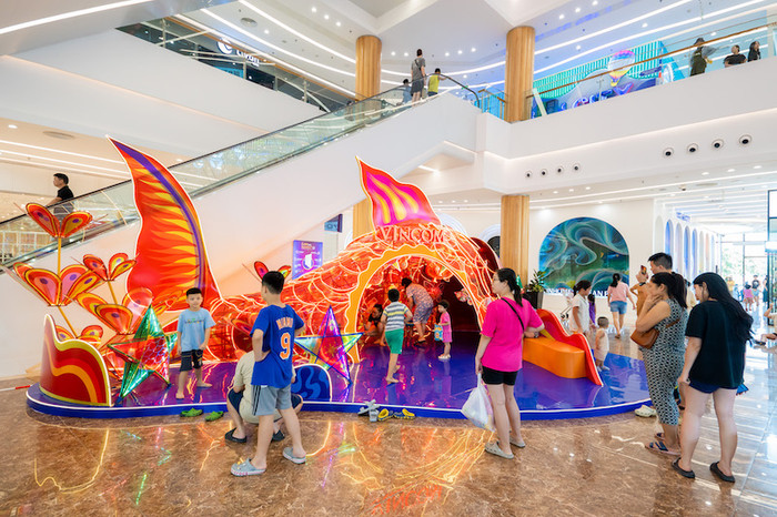 Đèn lồng Cá chép khổng lồ với không gian Trung thu rực rỡ bên trong trở thành điểm check-in được các gia đình trẻ yêu thích Đèn lồng Cá chép khổng lồ với không gian Trung thu rực rỡ bên trong trở thành điểm check-in được các gia đình trẻ yêu thích