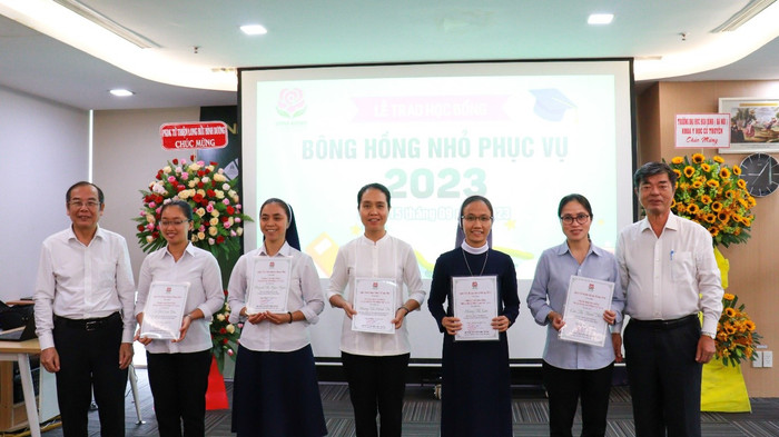 Tiến sĩ Đỗ Mạnh Cường (Phó Chủ tịch Hội đồng Quản lý Quỹ Từ thiện Bông Hồng Nhỏ - Chủ tịch Hội đồng Phỏng vấn học bổng) và Phó Giáo sư, Tiến sĩ Thái Bá Cần (Ủy viên Ban Kiểm soát Quỹ) trao Giấy chứng nhận học bổng “Bông Hồng Nhỏ Phục Vụ”. Tiến sĩ Đỗ Mạnh Cường (Phó Chủ tịch Hội đồng Quản lý Quỹ Từ thiện Bông Hồng Nhỏ - Chủ tịch Hội đồng Phỏng vấn học bổng) và Phó Giáo sư, Tiến sĩ Thái Bá Cần (Ủy viên Ban Kiểm soát Quỹ) trao Giấy chứng nhận học bổng “Bông Hồng Nhỏ Phục Vụ”.