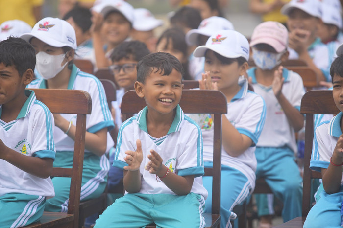 Những gương mặt rạng rỡ của các em nhỏ Khmer khi được lên núi Bà Đen Những gương mặt rạng rỡ của các em nhỏ Khmer khi được lên núi Bà Đen