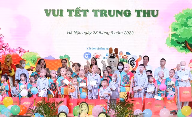 Thủ tướng Phạm Minh Chính thăm, tặng quà các bệnh nhi đang điều trị tại Viện Huyết học -Truyền máu Trung ương nhân dịp Tết Trung thu năm 2023. Ảnh: VGP/Nhật Bắc Thủ tướng Phạm Minh Chính thăm, tặng quà các bệnh nhi đang điều trị tại Viện Huyết học -Truyền máu Trung ương nhân dịp Tết Trung thu năm 2023. Ảnh: VGP/Nhật Bắc