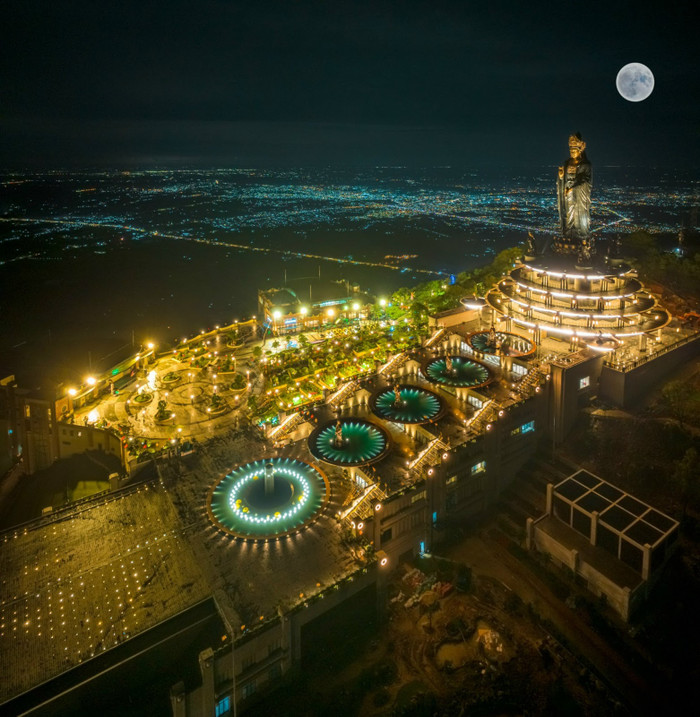 Đỉnh núi Bà Đen lung linh khi đêm về. Ảnh: Nguyễn Minh Tú Đỉnh núi Bà Đen lung linh khi đêm về. Ảnh: Nguyễn Minh Tú