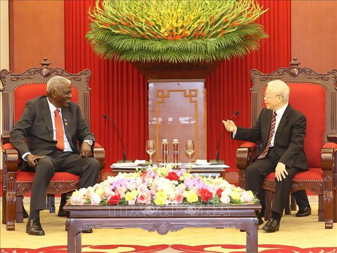 Đồng chí Tổng Bí thư bày tỏ vui mừng về quan hệ giữa hai Đảng, hai nước thời gian qua tiếp tục phát triển tích cực. Đồng chí Tổng Bí thư bày tỏ vui mừng về quan hệ giữa hai Đảng, hai nước thời gian qua tiếp tục phát triển tích cực.