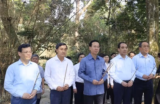 Chủ tịch nước Võ Văn Thưởng dâng hương tưởng nhớ Chủ tịch Hồ Chí Minh tại Lán Nà Nưa trong Khu Di tích Lịch sử Quốc gia Đặc biệt Tân Trào, huyện Sơn Dương, tỉnh Tuyên Quang. (Ảnh: Thống Nhất/TTXVN) Chủ tịch nước Võ Văn Thưởng dâng hương tưởng nhớ Chủ tịch Hồ Chí Minh tại Lán Nà Nưa trong Khu Di tích Lịch sử Quốc gia Đặc biệt Tân Trào, huyện Sơn Dương, tỉnh Tuyên Quang. (Ảnh: Thống Nhất/TTXVN)