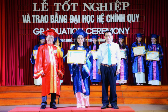 Trường Đại học Sư phạm Huế, Đại học Huế tổ chức trao bằng tốt nghiệp sinh viên hệ đại học chính quy. Ảnh: Fanpage trường. Trường Đại học Sư phạm Huế, Đại học Huế tổ chức trao bằng tốt nghiệp sinh viên hệ đại học chính quy. Ảnh: Fanpage trường.