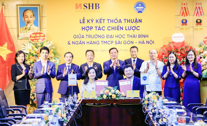 Ngày 26/9/2023, tại Hội trường Trường Đại học Thái Bình đã diễn ra lễ ký kết Thỏa thuận hợp tác chiến lược giữa Ngân hàng SHB và Trường Đại học Thái Bình. Ngày 26/9/2023, tại Hội trường Trường Đại học Thái Bình đã diễn ra lễ ký kết Thỏa thuận hợp tác chiến lược giữa Ngân hàng SHB và Trường Đại học Thái Bình.