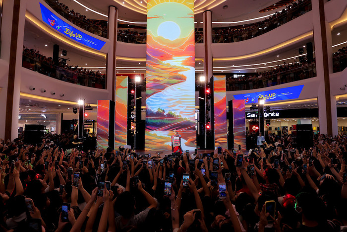 “Người Miền Núi Chất” lần đầu tiên mang hit “À Lôi” lên sân khấu của Vincom “Người Miền Núi Chất” lần đầu tiên mang hit “À Lôi” lên sân khấu của Vincom